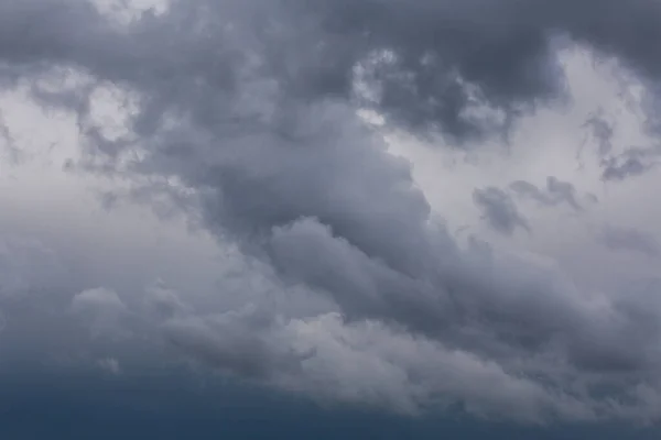 Grigio tempesta in arrivo nuvole buio primo piano sfondo — Foto Stock