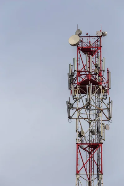 3G, 4G, 5G, torre di telecomunicazione wireless e cellulare primo piano su sfondo cielo nuvoloso diurno — Foto Stock