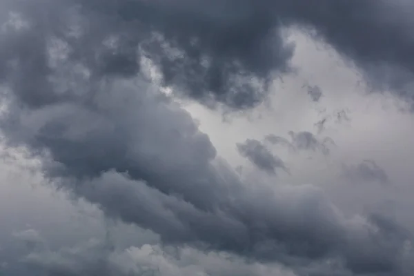 灰蒙蒙的风暴云黑暗的特写背景 — 图库照片