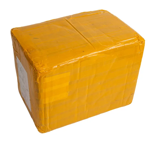 Kartonnen pakketdoos geheel omwikkeld met geel plakband geïsoleerd op witte achtergrond — Stockfoto