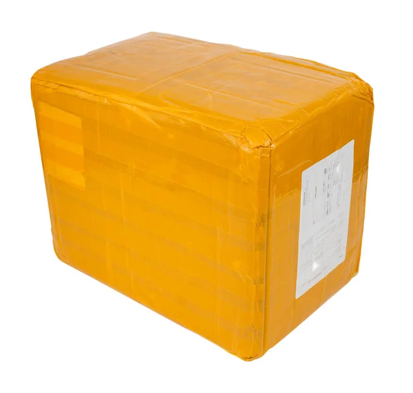 Boîte de colis en carton entier enveloppé avec du ruban adhésif jaune isolé sur fond blanc — Photo