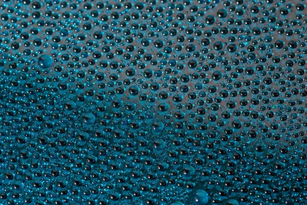Капли воды на зеленый жемчужный стакан Авроры современного заднего крышки телефона, крупным планом с избирательным фокусом и размытием — стоковое фото