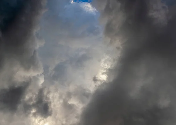 Nuages de tempête de lumière du jour dramatique plein cadre fond panoramique — Photo