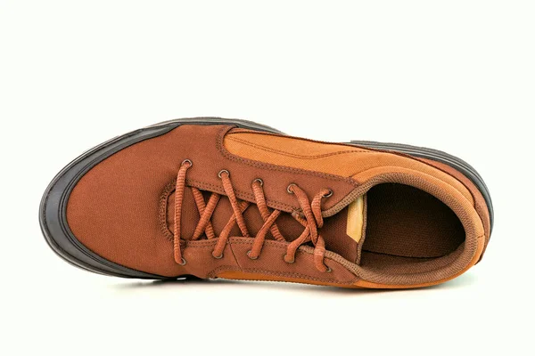 Droite tissu orange bon marché chaussures de randonnée ou de chasse isolées sur fond blanc, vue du haut — Photo
