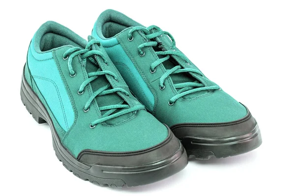 一双便宜的碧绿绿松石徒步鞋，白色背景隔离-透视特写 — 图库照片
