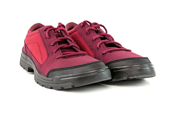 一双简朴、便宜、深红色、背景为白色的远足鞋- -透视特写 — 图库照片