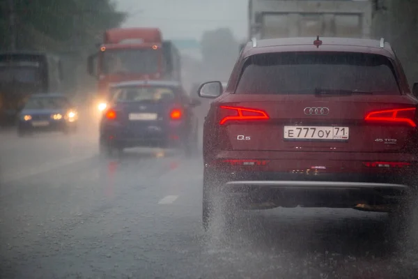 TULA, RUSSIE - JULI 14, 2020: Auto 's die bewegen op asfalt weg tijdens zware zomer storm regen, uitzicht van achteren — Stockfoto