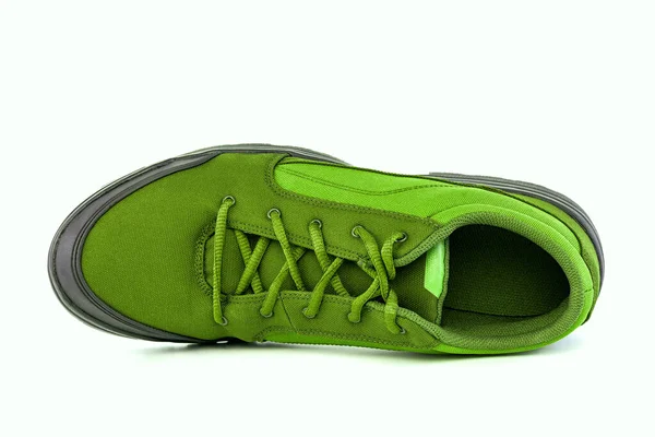 Beyaz arka planda izole edilmiş ucuz yeşil yürüyüş ya da av ayakkabısı — Stok fotoğraf