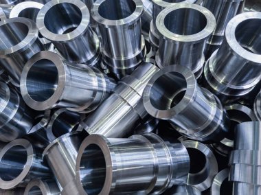 soyut endüstriyel parlak çelik üretim arka planı cnc makineli borular - seçici odak ve lens bulanıklığı tekniği