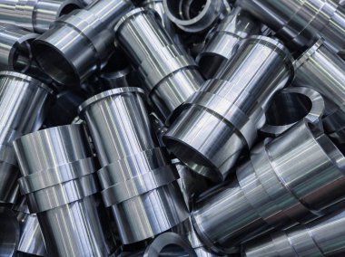 soyut endüstriyel parlak çelik üretim arka planı cnc makineli borular - seçici odak ve lens bulanıklığı tekniği