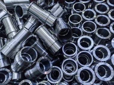 soyut endüstriyel parlak çelik üretim arka planı cnc makineli borular - seçici odak ve lens bulanıklığı tekniği