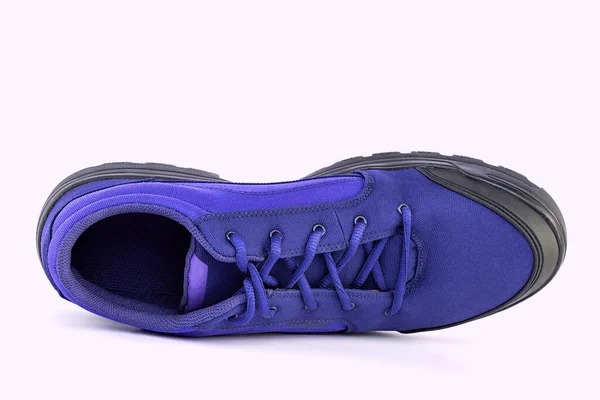 Zapato de senderismo azul simple y barato derecho aislado sobre fondo blanco - vista desde arriba —  Fotos de Stock