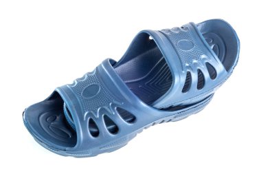 Bir çift ucuz dayanıklı mavi kauçuk terlik. Biri beyaz arka planda izole edilmiş..