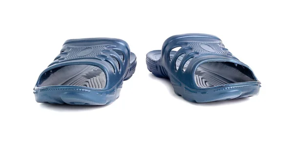 Sepasang sandal karet biru tahan murah terisolasi di latar belakang putih. — Stok Foto