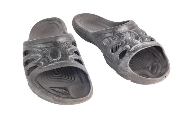 Par de zapatillas de goma suave negro barato usado con signos od desgaste por fricción aislado sobre fondo blanco —  Fotos de Stock