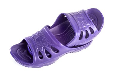 Biri beyaz arka planda izole edilmiş, ucuz, dayanıklı mor lastik terlikler..