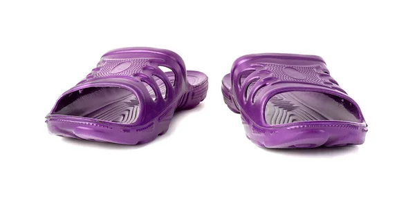 Sepasang sandal karet ungu tahan lama murah terisolasi di latar belakang putih. — Stok Foto