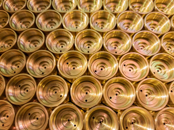 Uma perspectiva abstrata plano de fundo industrial de latão brilhante metal rosqueado peças de montagem hexagonal — Fotografia de Stock