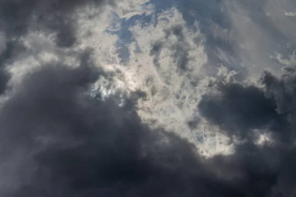 灰夏天的风暴云彩背景.从地面看天顶石. — 图库照片