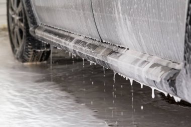 yakın plan gümüş araba manzarası araba yıkama basamaklarında sabun köpüğü lekeleri ve damlalarla