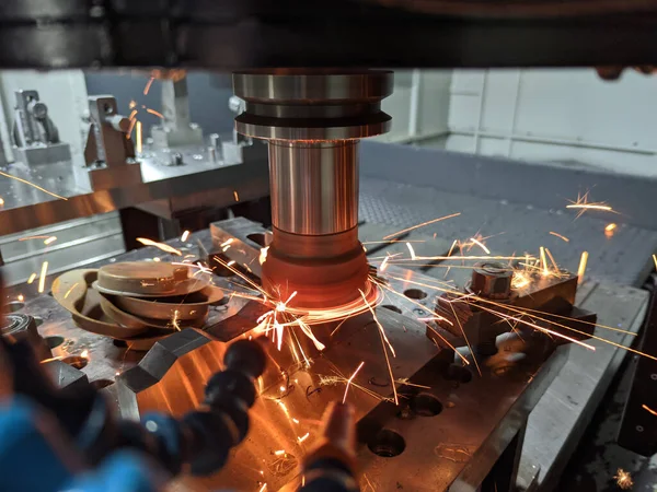 Cnc sertleştirilmiş çelik ve kıvılcımlar - seçici odaklanma ve bulanıklık ile yakın çekim