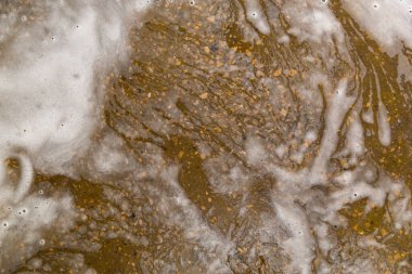 Araba yıkama garajında sabunlu atık döşeme. Seçici odaklı tam çerçeve yakın çekim.