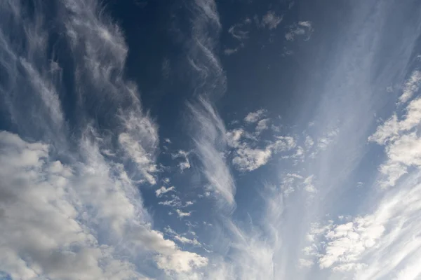 Blauer Himmel mit gemischten Wolken Weitwinkelaufnahme am Sommertag — Stockfoto