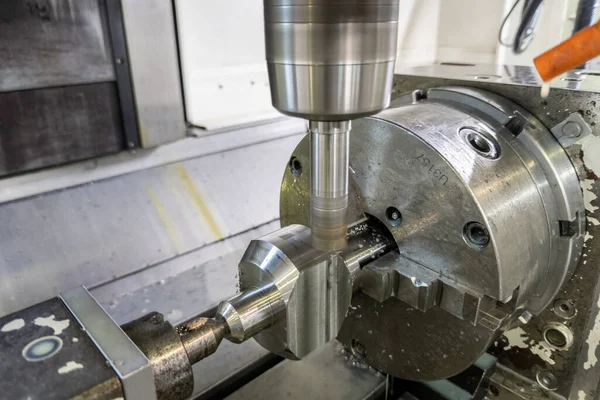 Foto sin adornos de la pieza de metal de fresado automatizado en la máquina CNC —  Fotos de Stock