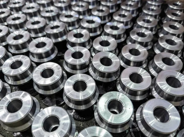 Batch dari latar belakang round steel mengkilap, close-up dengan fokus selektif dan blur — Stok Foto