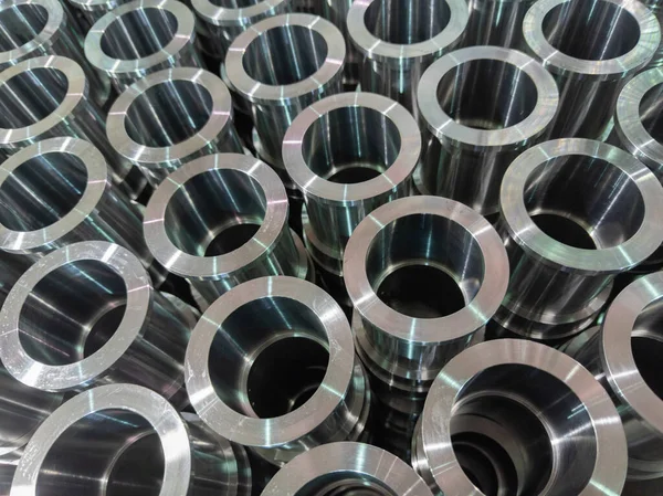 Resumo industrial brilhante fundo pilha de produção de aço com tubos usinados cnc foco seletivo e técnica de desfoque de lente — Fotografia de Stock