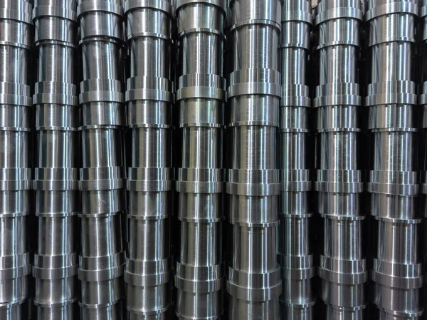 Abstract industrieel glanzend staal productie stapel full frame achtergrond met cnc machinaal bewerkte buizen - selectieve focus en lens wazig techniek — Stockfoto