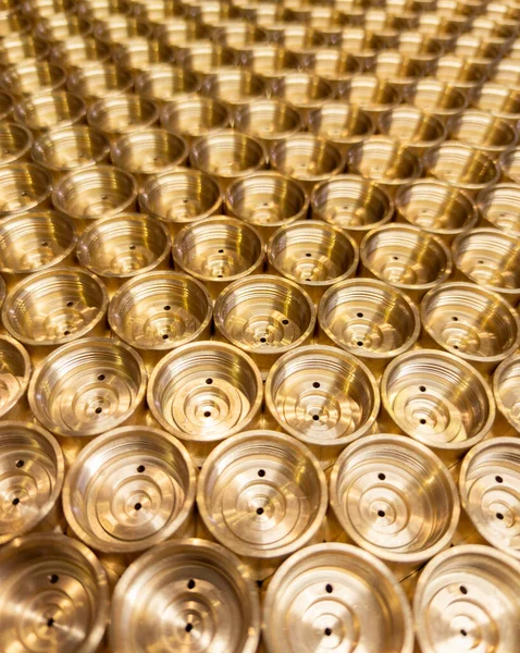 Ett abstrakt perspektiv industriell närbild bakgrund av glänsande mässing metall gängade sexkantiga monteringsdelar — Stockfoto