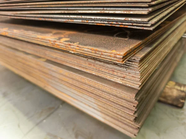 geniş paslı metal yığını kenarı - seçici odak ve bulanıklık ile yakın çekim