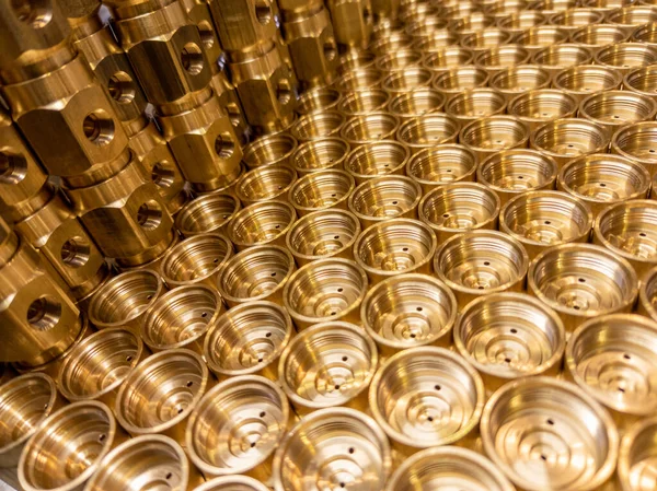闪亮的黄铜金属螺纹六角形配件,抽象透视工业特写背景 — 图库照片