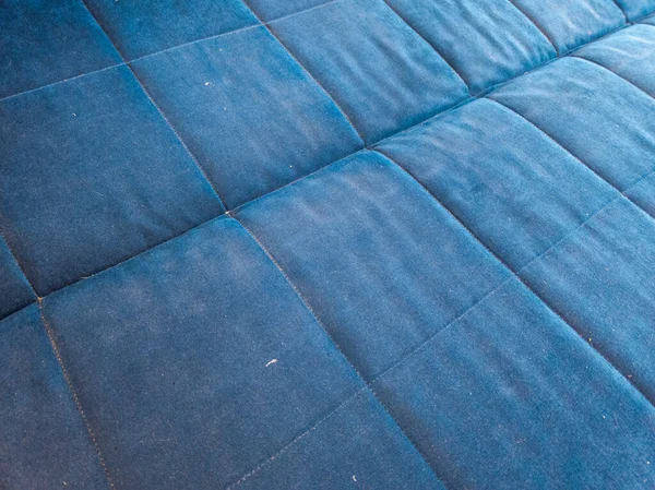 Superfície plana de cama ou sofá azul empoeirado - close-up com foco seletivo — Fotografia de Stock