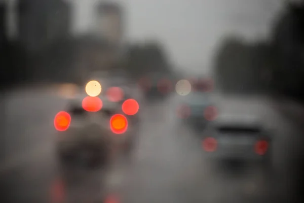 Photo déconcentrée de la circulation de voitures de rue du soir après la pluie - vue depuis la route. — Photo