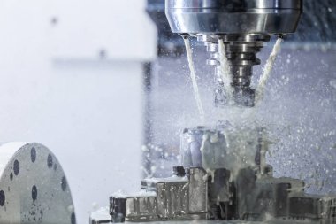 5 eksenli cnc makinesinde endüstriyel ıslak değirmen işlemi. Basınç altında soğutucu akışı ve donmuş sıçramalar.