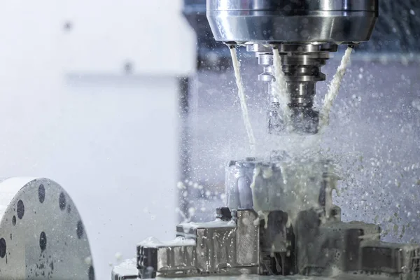 Prozess des industriellen Nassfräsens in einer 5-Achsen-CNC-Maschine mit Kühlmittelfluss unter Druck und gefrorenen Spritzern — Stockfoto