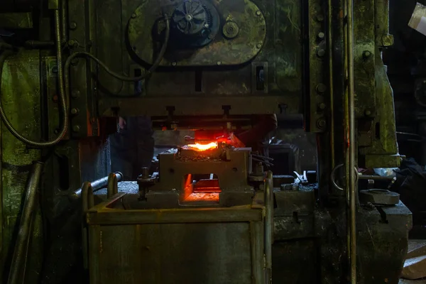 汚れた暗い工場でプレス成形後の新鮮な鍛造ホットスチールワークのクローズアップ画像 — ストック写真