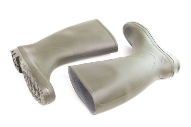 Beyaz arka planda izole edilmiş bir çift temiz yeşil lastik bot. Ön görünüm.