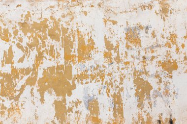 Eski püskü düz alçı ve büyük sarı benekli boyalı duvar.