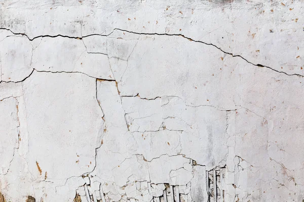 用白色灰泥压碎的可怜的橡木和粉刷墙 — 图库照片
