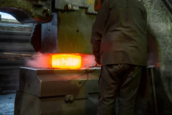 Imagem de close-up do processo de forjamento livre de aço quente com grande máquina de martelo mecânico — Fotografia de Stock