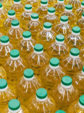 Markette ayçiçeği tohumu yağıyla dolu şişeler, tam kare yakın çekim manzaralı.