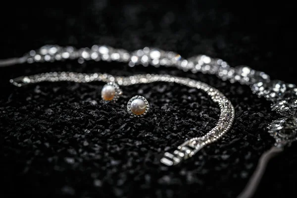 銀のブレスレットとネックレス ダイヤモンド 黒の背景にパールのイヤリング — ストック写真