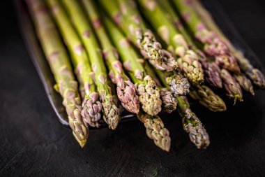  Taze kuşkonmaz siyah arka plan üzerine bir sürü, yakın çekim