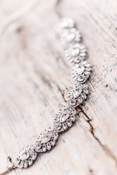 Stilvolle Halskette Auf Weißem Holzhintergrund — Stockfoto