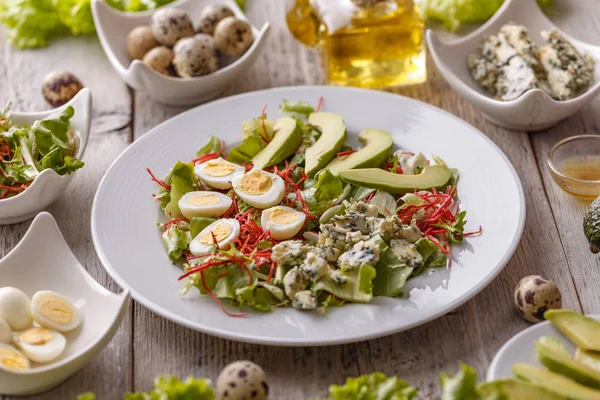 Salatteller Mit Avocados Wachtelei Blauschimmelkäse Und Gemüse Auf Holztisch — Stockfoto