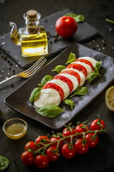 モッツアレラ チーズとトマト カプレーゼ サラダの盛り合わせ — ストック写真