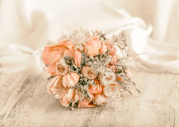 Wedding Bouquet Made Roses White Wooden Backgroundbackground — Stock Photo, Image